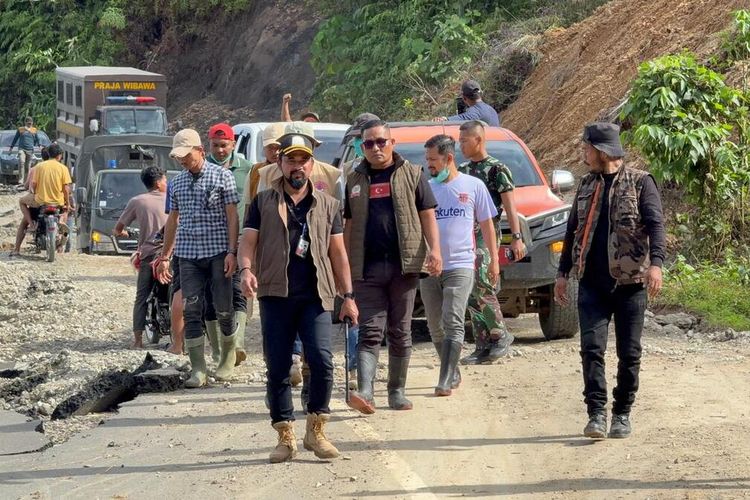 Aceh Timur, Banjir Bandang Aceh Timur, Warga Bertahan Hidup dengan Makanan Hanyut hingga Masih Tidur di Tenda Terpal, Terjebak Banjir Saat Anak Sakit, Nekat Terobos Lumpur ke Aceh Utara, Ribuan Pengungsi Masih Tidur di Tenda Terpal, Pemkab Aceh Timur Akui Tenda Belum Turun, Kesaksian Prajurit TNI Selamatkan Warga, Kerugian Capai Rp 5,3 Triliun