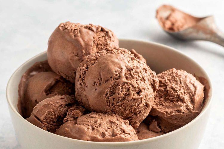 Hati-hati! Kebiasaan Sepele saat Makan Es Krim Ternyata Bikin Sakit, Es krim dan risiko keracunan, Kesalahan sepele saat menyimpan es krim, Risiko es krim rumahan, Makanan beku lain juga berisiko