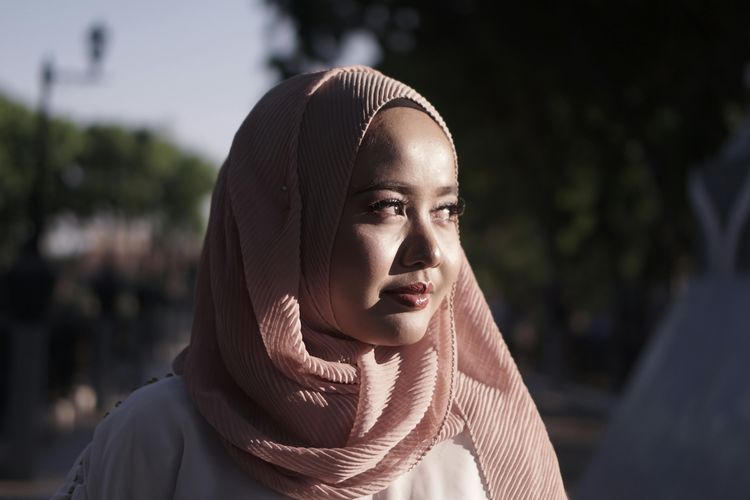 outfit hijab, hijab untuk wajah bulat dan gemuk, hijab untuk wajah bulat, model hijab untuk wajah bulat dan gemuk, model hijab untuk wajah bulat, bentuk hijab untuk wajah bulat, style hijab wajah bulat, style hijab untuk wajah bulat, 5 Tips Style Hijab untuk Wajah Bulat Menurut Pakar, 1. Tutupi bagian samping pipi, 2. Gunakan teknik styling yang tepat, 3. Pilih warna hijab yang memberi efek tegas, 4. Fokus pada kenyamanan dan kepercayaan diri, 5. Berani bereksperimen dengan gaya