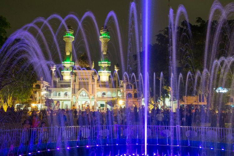 Malang, 6 Tempat Ngabuburit Seru di Malang Saat Ramadhan, 1. Alun-Alun Kota Malang, 2. Masjid Agung Jami Malang, 3. Hutan Kota Malabar, 4. Pasar Takjil Sawojajar, 5. Kayutangan Heritage, 6. Taman Trunojoyo Malang