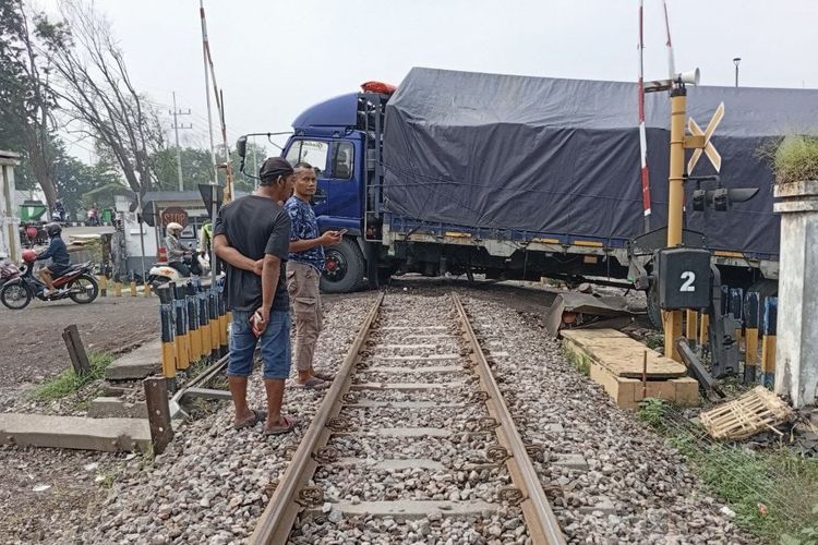 pelintasan, pelintasan kereta, Banyak Insiden di Pelintasan Kereta, Disiplin Pengendara Jadi Kunci