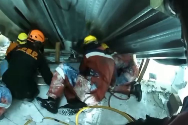 Damkar Surabaya, Ponpes Al Khoziny, ponpes al khoziny buduran, evakuasi korban al khoziny, Kisah Tim SAR Ponpes Al Khoziny: Mengevakuasi Sambil Menahan Tangis, Sempat Ajak Korban Bersholawat, Kisah Aziz Jalankan Misi Kemanusiaan di Tengah Reruntuhan, Dengar Suara Rintihan Korban Selamat dari Bawah Reruntuhan, Detik-Detik Penyelamatan Haikal dan Yusuf, Usaha Aziz Menenangkan Korban di Tengah Kekacauan, Sempat Menahan Tangis Saat Melakukan Evakuasi