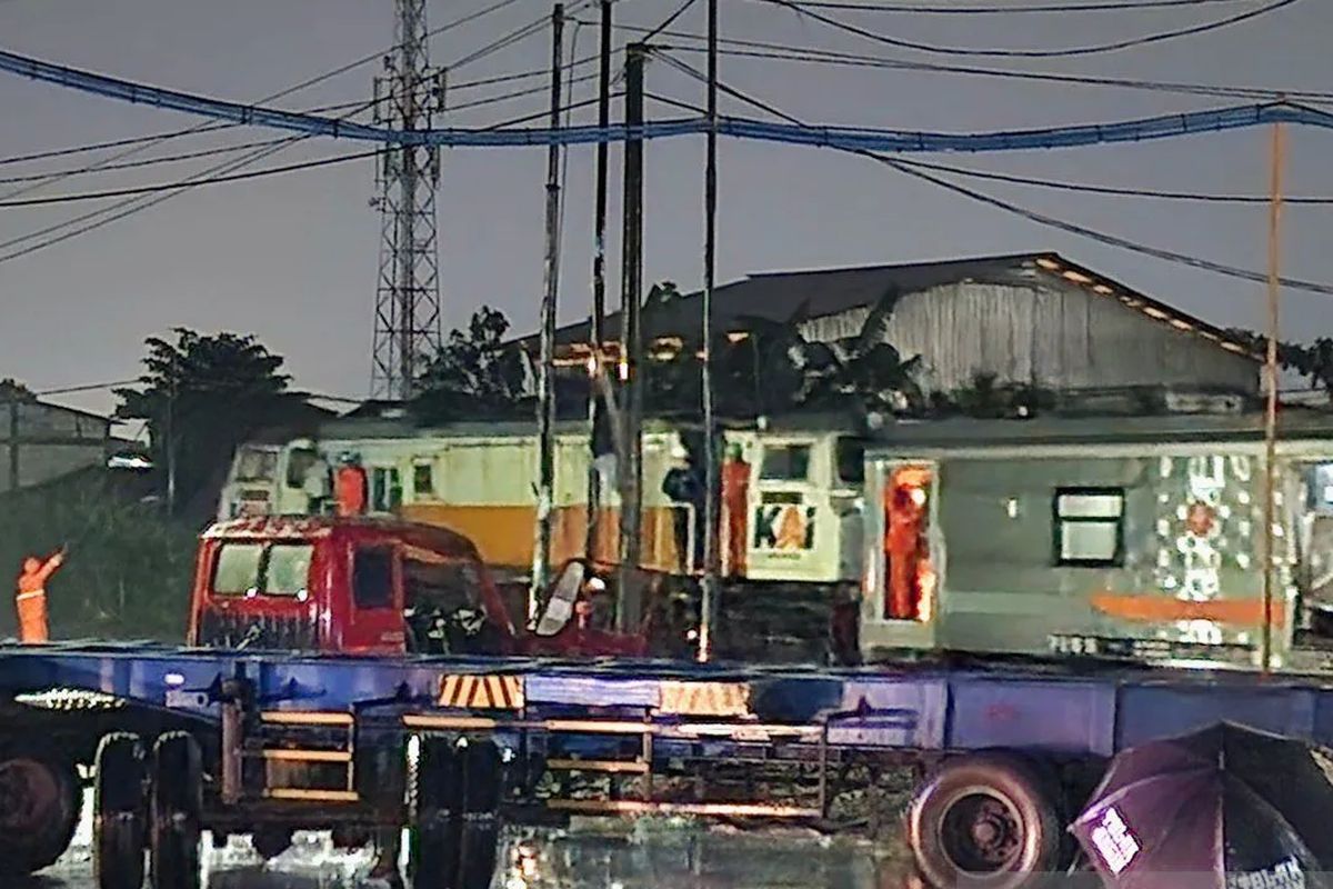 KA Harina, Kaligawe, kaligawe, kaligawe semarang, Keluh Kesah Sopir Truk yang Terseret KA Harina di Perlintasan Kaligawe, Kini Hadapi Tuntutan Rp 106 Juta, KAI Ajukan Tuntutan Kerugian Rp 106 Juta, Ryan Cemas Tak Bisa Kerja dan Tak Ada Pemasukan, Ryan Ungkap Kronologi yang Membuat Truknya Terjebak di Rel, Permintaan Evaluasi Keamanan Perlintasan