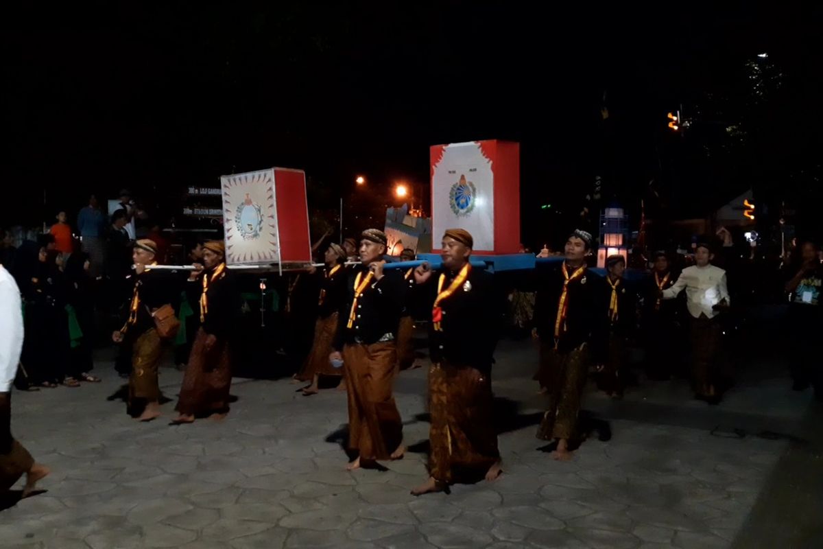 Kirab Malam 1 Suro, kirab malam 1 Suro, kirab malam 1 suro, Kirab 1 Suro Keraton Surakarta 2025, aturan pakaian malam 1 suro, Tak Sembarangan, Ada Aturan Pakaian untuk Ikut Kirab Malam 1 Suro, Rambut digelung Jawa, tanpa hiasan mencolok, Riasan wajah tidak berlebihan, Kebaya hitam polos, bukan brokat atau beludru, Jarik sogan motif Mangkunegaran, Alas kaki hitam polos, wajib dilepas saat kirab, Peserta pria memakai blangkon Mangkunegaran, Busana pria berupa beskap hitam dan jarik sogan