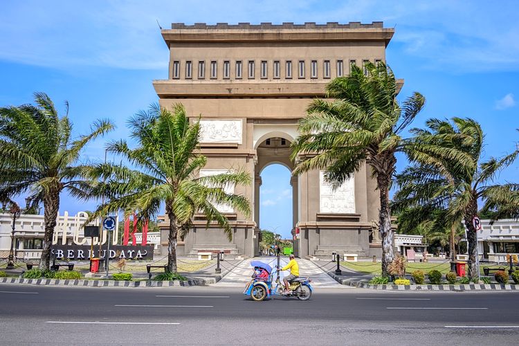 wisata Jawa Timur, tempat wisata mirip luar negeri, destinasi lokal rasa luar negeri, liburan murah di jawa timur, 12 Tempat Wisata di Jawa Timur yang Mirip Luar Negeri, 1. Sungai Maron, Pacitan – Amazon-nya Jawa Timur, 2. Goa Gong, Pacitan – Mirip Phong Nha Cave Vietnam, 3. Air Terjun Tumpak Sewu, Lumajang – Niagara-nya Indonesia, 4. Kedung Cinet, Jombang – Grand Canyon Rasa Lokal, 5. Simpang Lima Gumul, Kediri – Arc de Triomphe Versi Lokal, 6. Taman Nasional Baluran, Situbondo – Africa van Java, 7. Maha Vihara Mojopahit, Mojokerto – Patung Buddha Tidur ala Thailand, 8. Bukit Pelalangan Arosbaya, Madura – Serupa Antelope Canyon, 9. Bukit Kapur Jaddih, Madura – Nuansa Cappadocia Turki, 10. Kampung Warna-Warni Jodipan, Malang – Mirip Gamcheon Korea, 11. Hutan Bambu Keputih, Surabaya – Kembaran Sagano Forest Jepang, 12. Atlantis Land, Surabaya – Rasa Disneyland di Jawa Timur