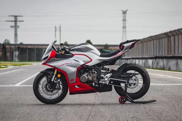 supersport, QJMotor, Motor Supersport QJMotor SRK 421 RR, Pesaing Berat Kawasaki ZX-4RR
