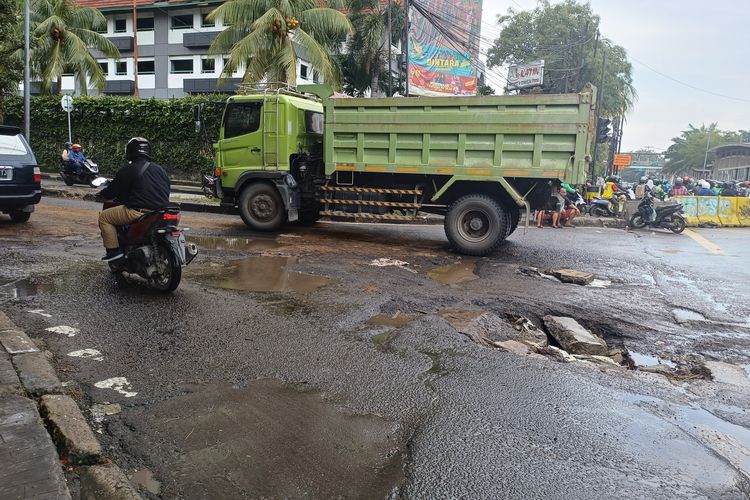 jalan rusak, Rano Karno, jalan berlubang, Pemprov DKI, Wagub Rano Karno: 8.000 Titik Jalan Berlubang Sudah Diperbaiki
