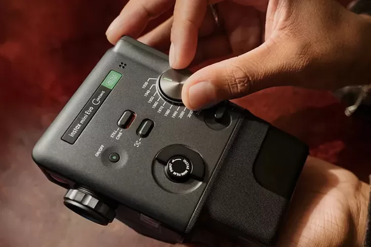 kamera, Instax mini Evo Cinema, Fujifilm, Fujifilm Rilis Instax Mini Evo Cinema, Kamera Instan yang Bisa Rekam Video dan Punya Filter Vintage
