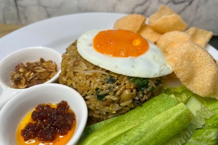 nasi goreng jawa, resep nasi goreng jawa, Kesalahan Saat Bikin Nasi Goreng Jawa, Ini Resep dan Cara Memasaknya yang Benar, Menggunakan nasi yang baru saja matang, Menumis bawang putih terlalu lama, Tidak menggunakan api yang besar, Bahan-bahan, Bumbu Halus:, Bahan Pelengkap:, Cara memasak nasi goreng jawa gurih manis yang sedap
