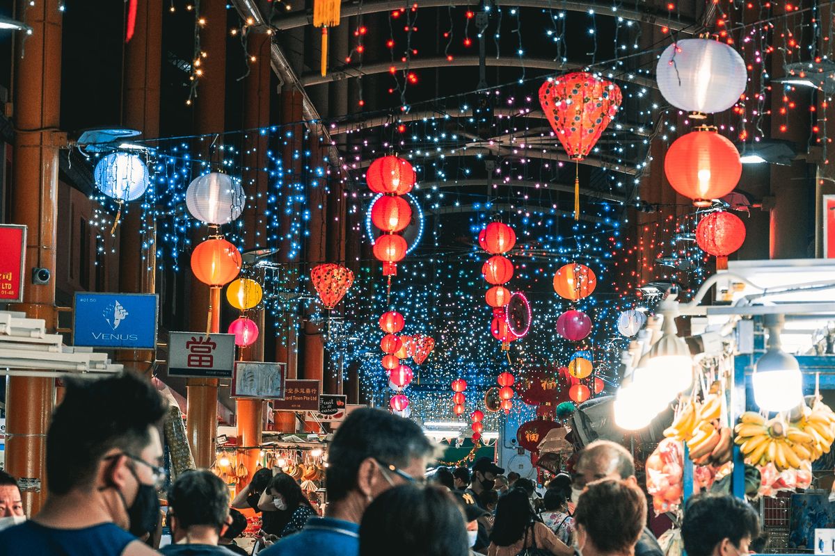 acara Imlek 2026, Serba-serbi Perayaan Imlek 2026 di Ngong Ping Hong Kong, Bisa Naik Kereta Gantung Malam Hari, 1. Spot foto keberuntungan, 2. Bertemu master feng shui, 3. Menonton pertunjukan barongsai, 4. Naik kereta gantung Ngong Ping 360 malam hari, 5. Promo MTR Tourist Day Pass