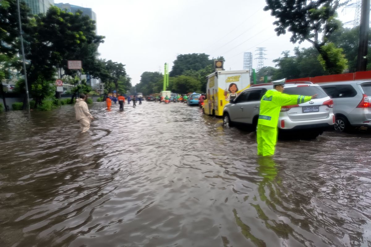 Waspada Macet di Cawang UKI Imbas Genangan, Cek Rute Alternatifnya