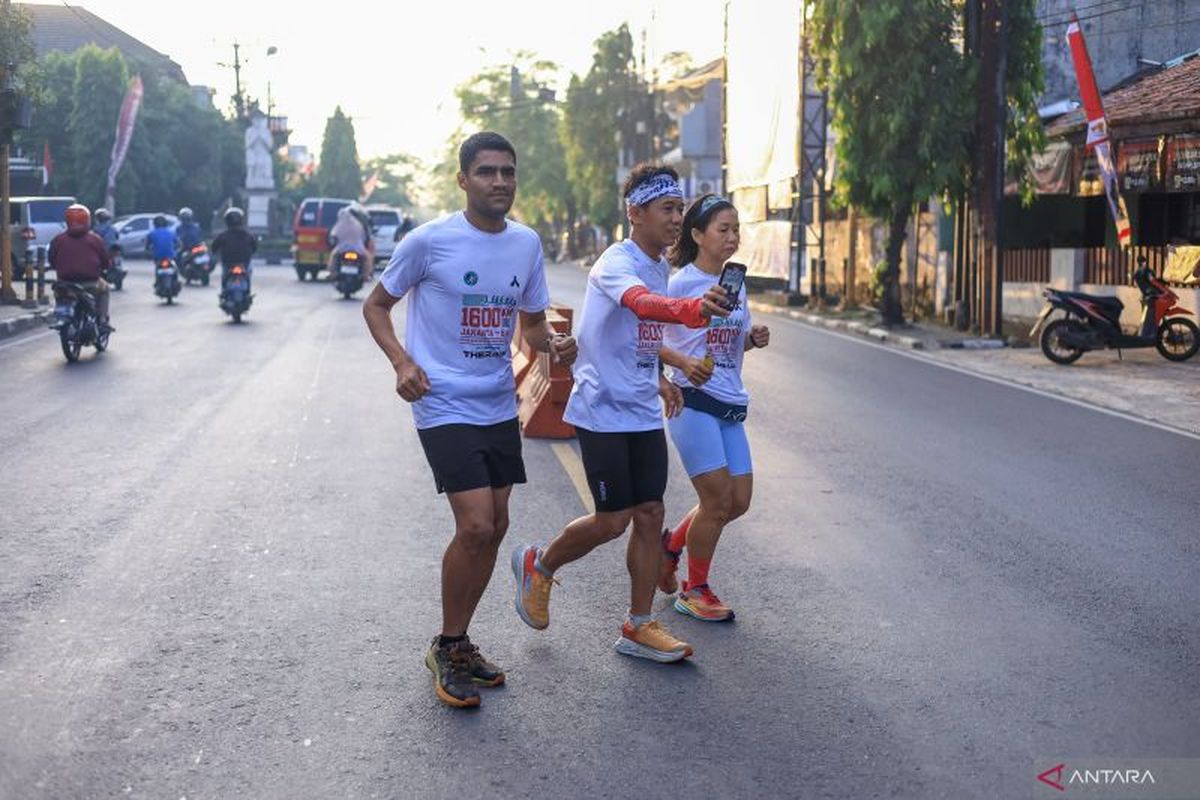 pelari, Gaza, pelari indonesia, bantuan untuk Gaza, Donasi untuk Gaza, Kisah Suami-Istri Berlari dari Jakarta ke Bali, Hasilkan Donasi Ratusan Juta untuk Gaza, Awal Misi: Dari Ide Ankit hingga Tekad Patricia, Perjalanan Hendra di Dunia Lari Amal, Tantangan di Jalan Raya, Solidaritas Pelari Lokal yang Menguatkan Langkah, Pendanaan dan Target Donasi, Gaza di Tengah Krisis Pangan, Lari yang Membawa Harapan