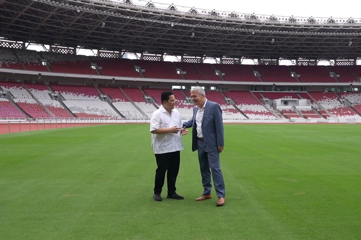 PSSI, Erick Thohir, Timnas Indonesia, SUGBK, Ketum PSSI dan DIrektur FIFA Pantau Rumput SUGBK
