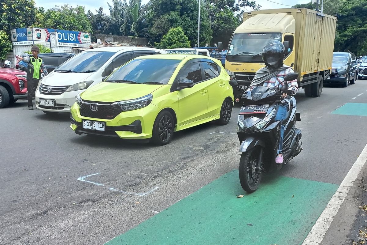 genangan air, pengendara motor, kecelakaan, jalan berlubang, Kondisi Jalan Jabodetabek: Hujan dan Lubang yang Berbahaya