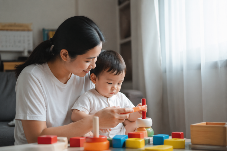 Hari Ibu Sedunia 10 Mei: Sejarah, Makna, dan Bedanya dengan Indonesia, Awal Mula di Amerika Serikat, Adaptasi tradisi di Inggris, Gerakan perempuan di Indonesia, Esensi dan makna yang mendalam