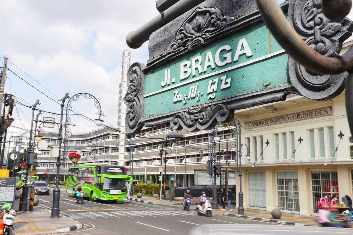 Tempat makan di Braga, tempat nongkrong di Bandung, tempat nongkrong di bandung, kuliner di braga bandung, tempat makan di braga, nongkrong malam braga, 12 Tempat Nongkrong di Jalan Braga Bandung, Ada yang 24 Jam, 1. Warung Kopi Limarasa, 2. Sawo Coffee &amp; Roastery, 3. Kopi Toko Djawa, 4. Warung Kopi Purnama, 5. Braga Art Cafe (BAC), 6. Myloc Coffee &amp; Café, 7. Jurnal Risa Coffee, 8. Koffie Braga, 9. Noi Nan Pat Chawadee, 10. Braga Permai, 11. Winglok Hongkong Dimsum, 12. Jabarano Coffee