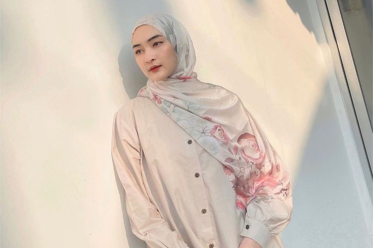 rekomendasi pashmina motif, pashmina motif, pashmina motif brand lokal, rekomendasi pashmina brand lokal, rekomendasi pashmina motif brand lokal, 5 Rekomendasi Hijab Pashmina Motif Brand Lokal, dari Floral hingga Watercolor, 1. Seradia (@seradia.id), 2. Its Friday (@itsfridaydaily), 3. Parte (@parte.co), 4. Leu (@leu__official), 5. Pelangi Asmara (@pelangiasmara.id)