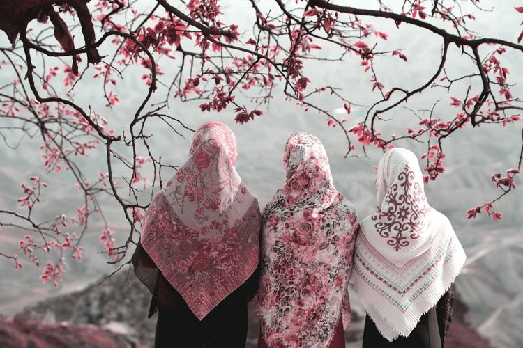 hijab, hijab polos, Hijab bermotif, mix and match hijab, tips mix and match, tips mix and match hijab, hijab bermotif, style hijab, ootd hijab bermotif, mix and match hijab bermotif, Tips Mix and Match Hijab Polos dan Motif agar Stylish Menurut Fashion Teacher, Mix and match hijab bermotif, Mix and match hijab polos, Tambahkan aksesori untuk sentuhan modis, Kenyamanan dan percaya diri jadi kunci