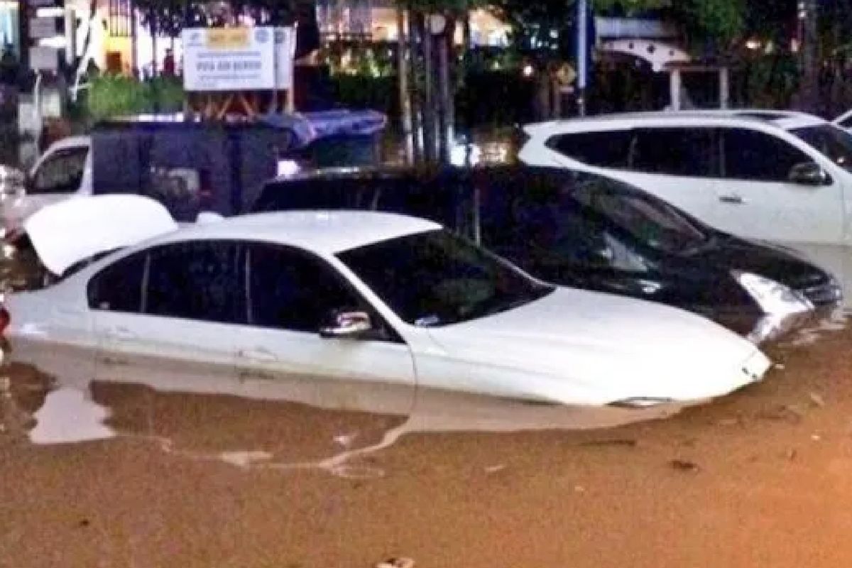 musim hujan, mobil, banjir, mobil bekas banjir, Musim Hujan, Tetap Cermat Beli Mobil Bekas Tanpa Curiga Berlebihan