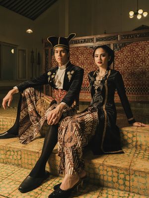 Syifa Hadju, 9 Gaya Prewedding Syifa Hadju–El Rumi, Elegan dalam Nuansa Royal Jawa, 1. Kebaya gelap dengan siluet klasik, 2. Beskap Hitam yang Tegas dan Maskulin, 3. Sanggul Rapi dengan Sentuhan Tradisional, 4. Makeup Semi Bold, 5. Aksesori Emas yang Mewah, 6. Material Beludru yang Berkelas, 7. Palet Warna Bold dan Hangat, 8. Detail Kancing dan Bros Klasik, 9. Potret Bersama Abdi Dalem yang Menguatkan Nuansa Keraton