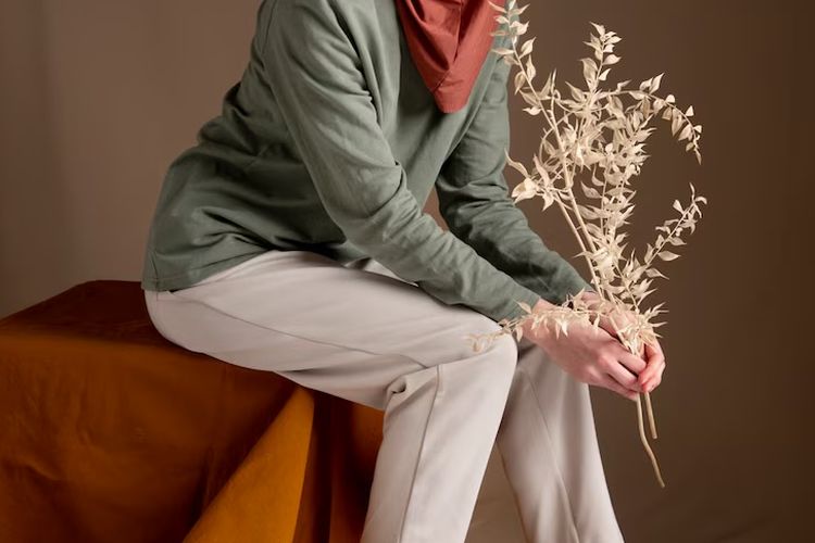 ide outfit idul adha, outfit idul adha 2025, outfit idul adha, inspirasi outfit hijab, inspirasi outfit idul adha, outfit idul adha nyaman, outfit idul adha earth tone, 10 Inspirasi Outfit Idul Adha Nuansa Earth Tone, Tampil Anggun di Hari Raya, 1. Setelan linen nuansa earth tone, 2. Setelan blouse dan rok putih, 3. Dress katun motif etnik earth tone, 4. Blouse dan celana lurus warna olive, 5. Kaftan simpel warna clay atau caramel, 6. Outer kimono batik earth tone dan dress polos, 7. Jas modern dan rok plisket warna cokelat, 8. Dress rajut tipis warna earthy netral atau putih tulang, 9. Tunik kancing depan dan celana kulot cokelat, 10. Outfit serba putih gading dengan aksen earth tone