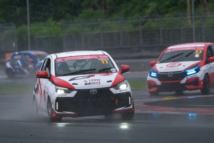 Agya, Mandalika, Toyota, TGRI, podium, Agya Stylix Antarkan TGRI Kuasai Seri Pamungkas ITCR 1200 2025