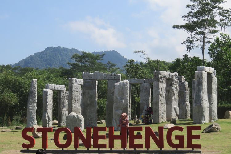 Merapi, 7 Rekomendasi Tempat Wisata Hidden Gem di Sekitaran Gunung Merapi, 1. Plunyon Kalikuning, 2. Bunker Kaliadem, 3. Tankaman Natural Park, 4. Museum Petilasan Mbah Maridjan, 5. Blue Lagoon (Tirta Budi), 6. Stonehenge Cangkringan, 7. Agro Wisata Bhumi Merapi