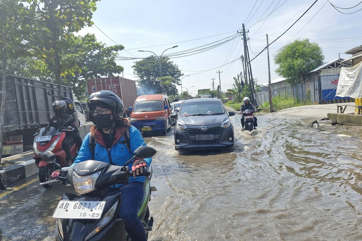 Hujan deras, sambaran petir, cuaca ekstrem, Keselamatan berkendara, hujan deras, keselamatan berkendara, Cuaca ekstrem, Risiko Naik Motor Saat Hujan Deras, Waspada Sambaran Petir