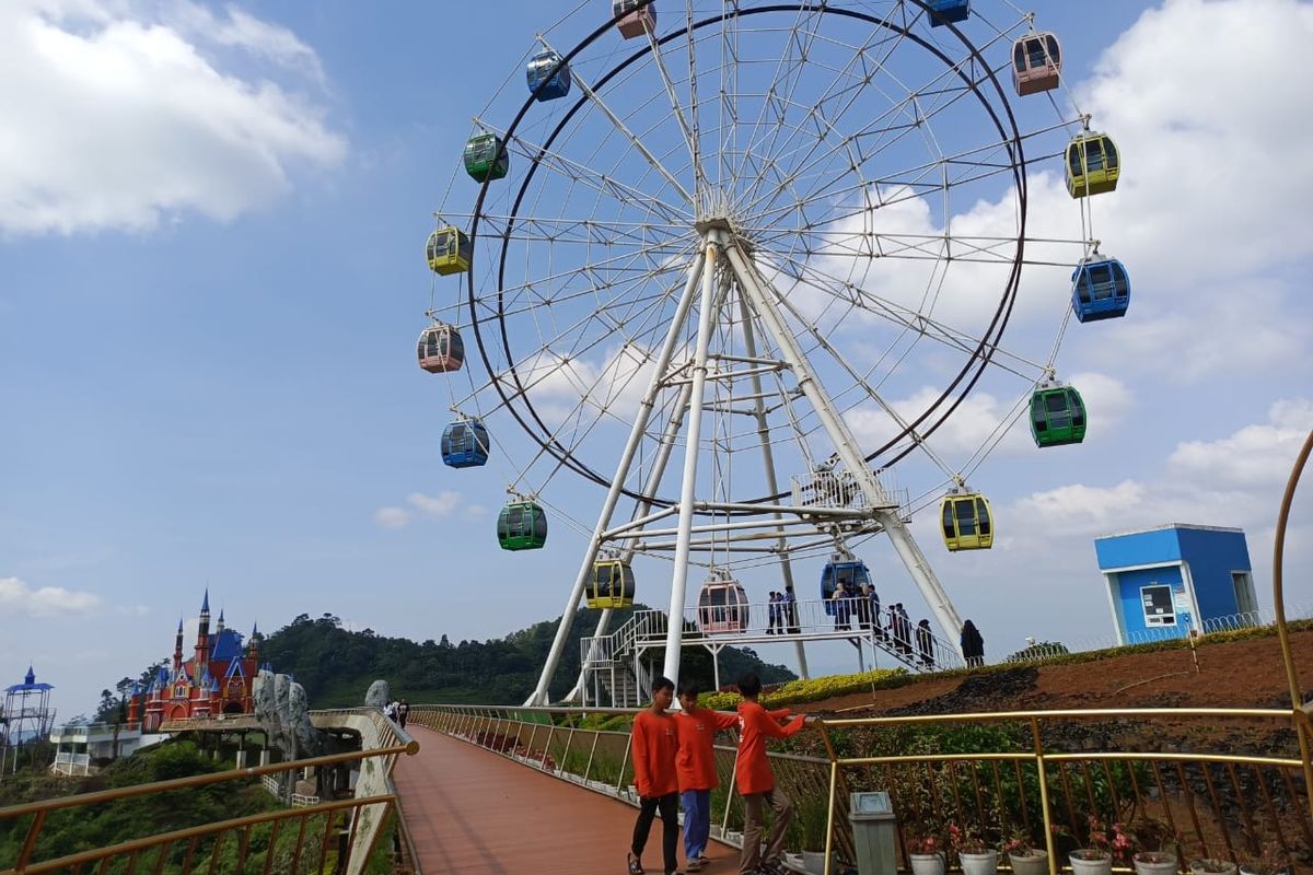 Rainbow Slide, Long Weekend, Nikmati Wahana Rainbow Slide dan Bianglala di D'Castello Ciater, Wahana permainan Rainbow Slide, Taman bunga yang indah di Florawisata D'Castello, Wisatawan Ramai Dimusim Liburan dan Weekend, Nikmati Belasan Wahana Permainan yang Asyik