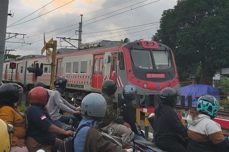 korban kecelakaan kereta api, kecelakaan kereta di sleman, kecelakaan ka bangunkarta, kecelakaan kereta di Prambanan, KA Bangunkarta tabrak mobil motor, Kronologi kecelakaan kereta Prambanan, Update Kecelakaan Kereta di Prambanan, Petugas Palang Pintu Diperiksa