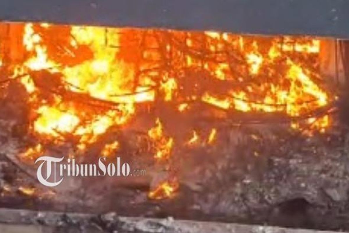 Pasar Kota Wonogiri, kebakaran pasar wonogiri, kebakaran pasar wonogiri hari ini, damkar solo raya, Kebakaran Hebat di Pasar Wonogiri, Pemadaman Libatkan 12 Mobil Damkar se-Solo Raya