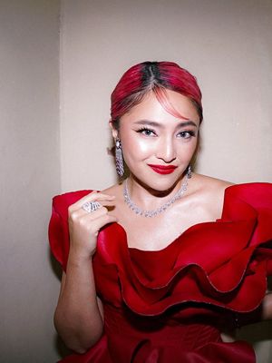 Marshanda, marshanda sekarang, marshanda la tahzan, 7 Gaya Marshanda di Gala Premiere La Tahzan, Anggun Serba Merah, 1. Gaun merah ruffles dramatis, 2. Makeup semi bold, 3. Lipstik merah merona, 4. Rambut sleek, 5. Perhiasan berkilau, 6. High Heels merah , 7. Serba merah yang perfect