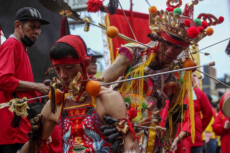 Dua peserta Pawai Tatung melakukan atraksi saat mengikuti Pawai di komplek pertokoan Nagoya, Batam, Kepulauan Riau, Minggu (13/11/2022)., 1. Festival Cap Go Meh 2026 di Jakarta , 2. Bogor Street Festival, 3. Pasar Imlek Semawis di Semarang, 4. Jappa Jokka Cap Go Meh di Makassar, 5. Grebeg Sudiro di Solo, 6. Perayaan Imlek di Pulau Kamaro di Palembang, 7. Pawai Tatung di Singkawang