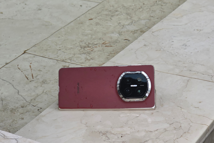 Huawei, Ponsel lipat, Huawei Mate X7, Menggenggam Huawei Mate X7, HP Lipat Tipis dan Ringan tapi Tetap Terasa Mantap, Tipis, ringan, tanpa kesan ringkih, Durabilitas tangguh, tahan air IP58 dan IP59, Kamera unggul, warna lebih akurat, Multitasking di layar 