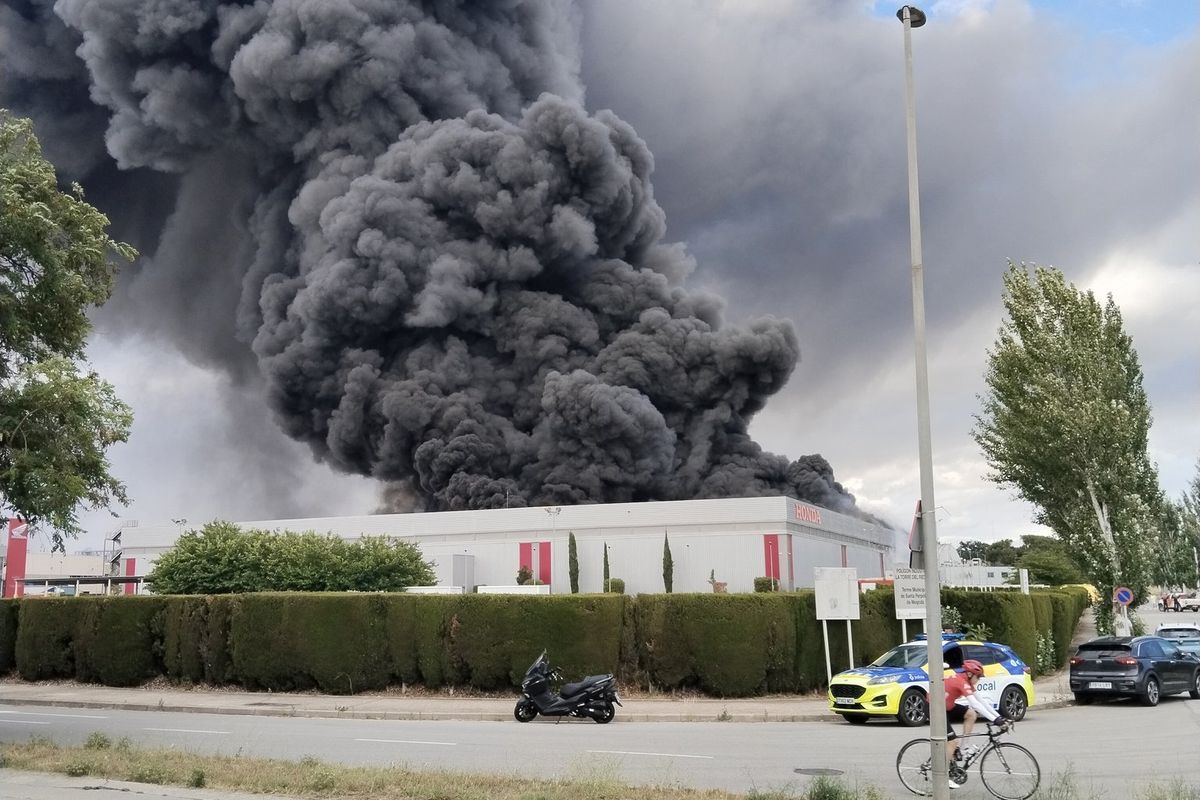 pabrik, Honda, Pabrik Honda di Spanyol Terbakar, Karyawan Dievakuasi