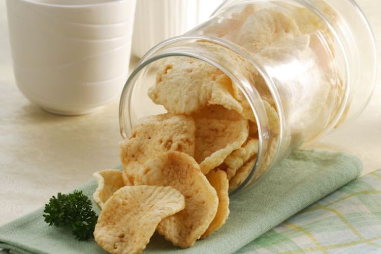 ciri kerupuk berbahaya, kerupuk mengandung plastik, cara memilih kerupuk aman, tips memilih kerupuk, Kerupuk Jenis Ini Ternyata Berbahaya, Jangan Asal Makan!, 1. Warna terlalu terang, 2. Tekstur terlalu renyah dan tahan lama, 3. Rasa tidak nyaman di tenggorokan, 4. Sulit dihancurkan, 5. Aroma menyengat saat dibakar