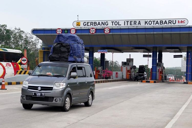 overload, barang bawaan, mudik, Pemudik Wajib Tahu, Risiko Bawa Barang Berlebih di Atap Mobil