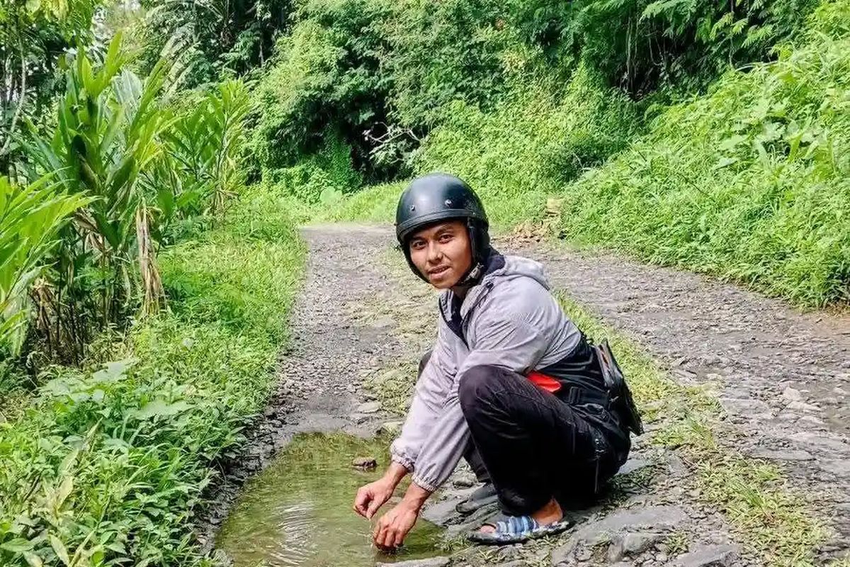 Holis Muhlisin, pedagang telur, Kisah Holis Pedagang Telur di Garut, Diintimidasi Usai Kritik Jalan Rusak, Kini Diundang KDM, Berawal dari Keluhan Jalan Rusak, Kronologi Intimidasi dan Dugaan Kekerasan Fisik, Respons Dedi Mulyadi dan Audit Dana Desa, Upaya Mediasi dan Perbaikan Jalan
