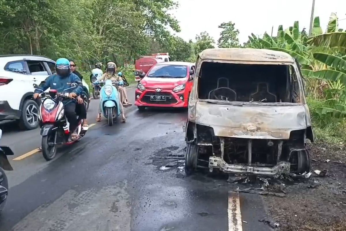Polewali Mandar, mobil terbakar, kebakaran di polewali mandar, kebakaran mobil pembawa uang, uang Rp 4 miliar BNI terbakar, mobil logistik BNI terbakar, uang ATM BNI hangus, uang BNI Rp 4 6 miliar, Nasib Uang Rp 4 Miliar di Mobil Bank yang Terbakar di Polewali Mandar, Masih Bisa Diselamatkan?, Kronologi Kebakaran, Uang Rp 4,6 Miliar Diduga Ludes, Jalan Macet Total dan Video Viral, Diduga Akibat Korsleting Listrik