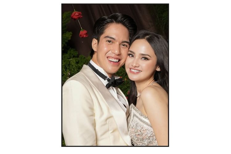 Syifa Hadju, Tex Saverio, 7 Gaya Syifa Hadju-El Rumi saat Resepsi, Glamor dan Penuh Statement, 1. Gaun couture penuh detail dari Tex Saverio, 2. Aksen train dramatis yang mencuri perhatian, 3. Nuansa warna champagne yang elegan, 4. Detail embellishment yang “extravaganza”, 5. Makeup glamor dengan sentuhan flawless, 6. Hairdo sleek yang mempertegas siluet, 7. Gaya klasik El Rumi yang melengkapi