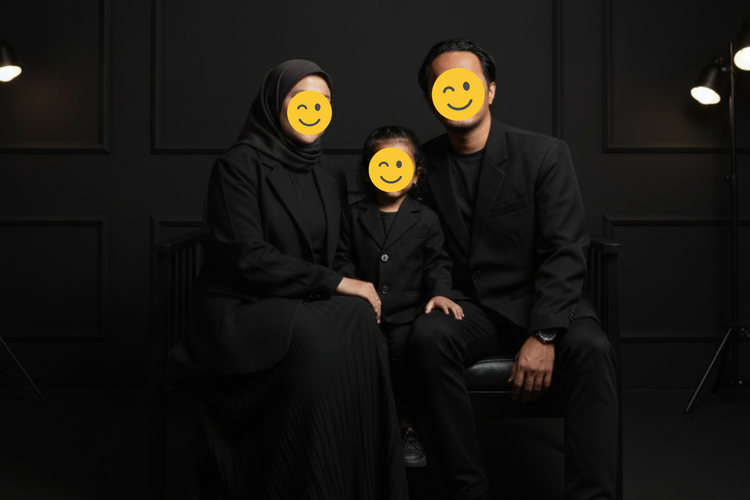 Gemini AI, edit foto AI, prompt gemini AI, edit foto gemini ai, prompt edit foto gemini ai, 15 Prompt Gemini AI untuk Gabungkan Foto Masa Kecil dan Sekarang, 1. Pelukan Nostalgia dengan Efek Polaroid, 2. Pelukan Hangat dengan Latar Tirai Putih, 3. Momen Kasih Sayang Ayah dan Anak, 4. Tatapan Penuh Arti, 5. Konsep Lucu dan Menggemaskan, 6. Jalan Bersama di Senja, 7. Duduk Bersama di Bangku Taman, 8. Gaya Klasik Hitam Putih, 9. Potret Studio Formal, 10. Gaya Kasual dengan Kaos Putih, 11. Foto Keluarga Simbolis, 12. Duduk Bersila di Lantai, 13. Pelukan Bahu di Latar Kota, 14. Jalan di Hutan dengan Cahaya Natural, 15. Selfie Generasi Ganda