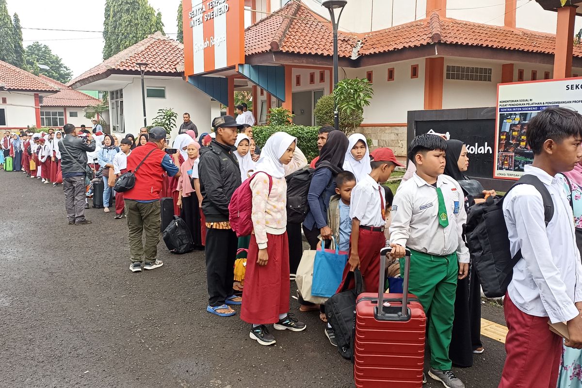 Sekolah Rakyat, sekolah umum, Data Tunggal Sosial dan Ekonomi Nasional, DTSEN, Menteri Sosial Saifullah Yusuf, Gus Ipul, Mohammad Nuh, Sekolah Umum, Kemendikdasmen, menteri sosial saifullah yusuf, Mengenal Sekolah Rakyat yang Dimulai Hari Ini: Sistem Asrama, LMS Digital, dan Kurikulum Fleksibel