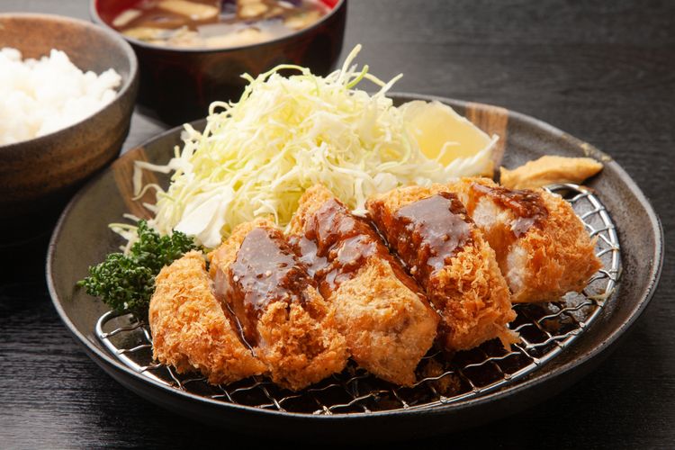chicken katsu, 4 Tips Bikin Chicken Katsu yang Enak, Renyah di Luar dan Empuk di Dalam, 1. Marinasi ayam, 2. Siapkan lapisan tepung , 3. Goreng dengan teknik yang benar, 4. Jaga kebersihan minyak saat menggoreng