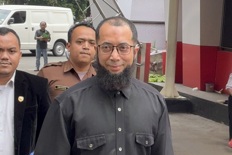 khalid basalamah, kasus kuota haji 2024, Khalid Basalamah kembalikan uang, uang dikembalikan Khalid Basalamah, skandal haji Kemenag 2025, KPK kuota haji tambahan, Khalid Basalamah korban travel haji, jumlah uang Khalid Basalamah ke KPK, korupsi haji 20 ribu kuota, Uang Puluhan Ribu Dollar AS Dikembalikan Ustaz Khalid Basalamah ke KPK, Terkait Skandal Korupsi Kuota Haji