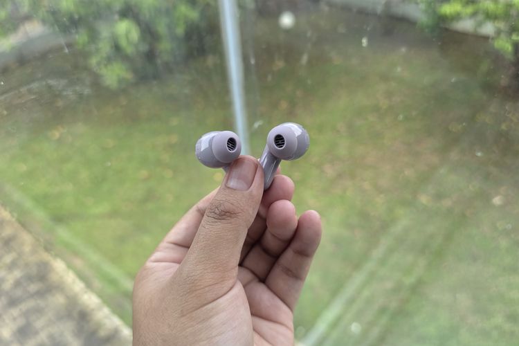 Realme, Realme Buds Air8, Menjajal Realme Buds Air8, Nyaman Dipakai dan Suaranya, Desain senada dengan Realme 16 Series, Nyaman dipakai, Kontrol gesture responsif, Baterai tahan lama, Isi kotak penjualan