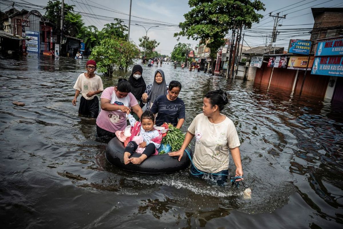 banjir semarang, banjir, banjir di Semarang, banjir kaligawe hari ini, Banjir Kaligawe, Takut Barang Dicuri, Warga Kaligawe Semarang Bertahan di Tengah Banjir, Bertahan Demi Rumah dan Barang Berharga, Khawatir Rumah Dimasuki Pencuri, Banjir Datang Setiap Tahun, Warga Sudah Menyesuaikan Diri, Ribuan Warga Masih Terdampak, Warga Mulai Terserang Gatal-Gatal