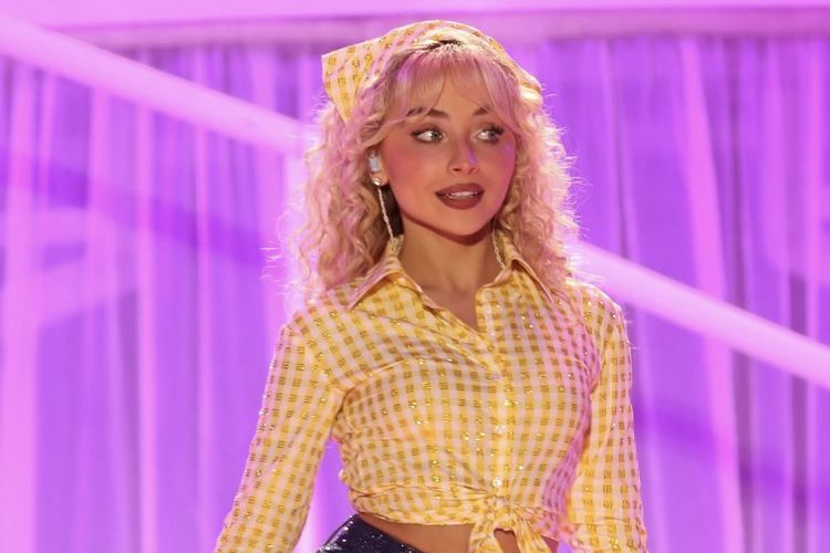 Sabrina Carpenter, gaya sabrina carpenter, grammy awards 2026, sabrina carpenter grammy, sabrina carpenter grammy awards, grammy nominations 2026, gaya Sabrina Carpenter saat konser, Sabrina Carpenter Masuk 6 Nominasi Grammy 2026, Intip Gaya Uniknya Saat Konser, 1. Body suit glitter , 2. Gaya retro dengan kemeja tanpa lengan yang diikat, 3. Kemeja crop kotak-kotak, 4. Gaya ala cowgirl, 5. Tampil bak Wonder Woman