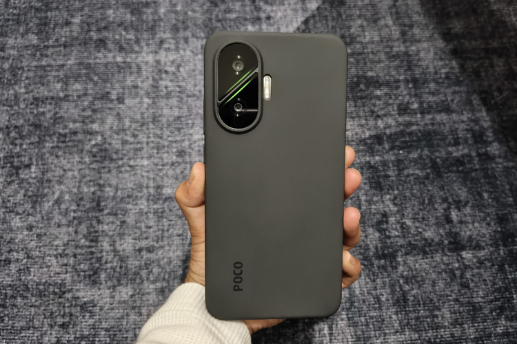smartphone, Poco, Poco F7, unboxing, poco, Smartphone, Unboxing Poco F7, Unboxing dan Kesan Awal Genggam Poco F7 Cyber Silver Edition, Tak Ada Lagi Kamera, Kotak kemasan khas Poco, Isi kotak cukup lengkap, termasuk charger, Edisi spesial Cyber Silver Edition, Modul kamera baru, tanpa "boba" , Kesan pertama memegang Poco F7