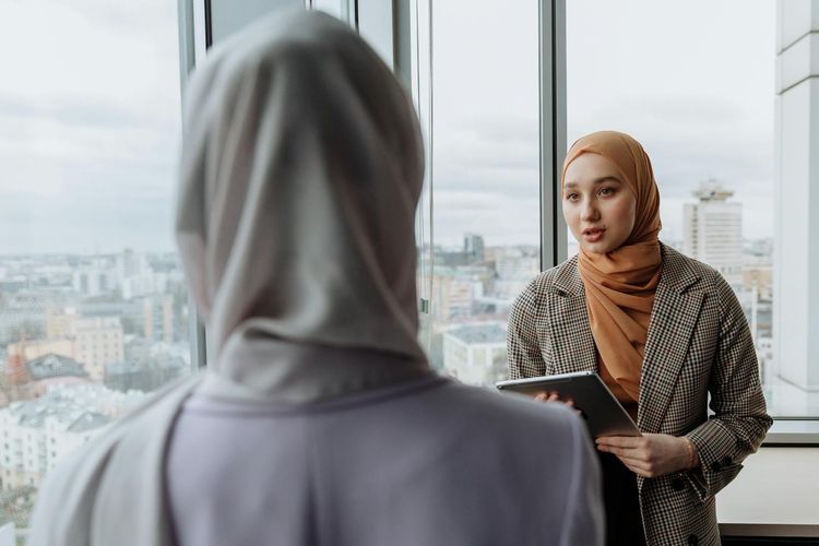 tips wawancara kerja, perusahaan toxic, tips interview kerja, red flag pekerjaan, red flag saat interview kerja, red flag perusahaan, perusahaan toxic red flag, perusahaan red flag, ciri2 perusahaan red flag, tanda lingkungan kerja toxic, Simak, 5 Red Flag Perusahaan yang Bisa Terlihat dari Proses Wawancara Kerja, 1. Budaya dan nilai perusahaan tampak tak jelas, 2. Pewawancara menghindari topik kompensasi, 3. Proses interview tidak profesional, 4. Ada tekanan untuk selalu siaga di luar jam kerja, 5. Tak ada pemahaman yang jelas