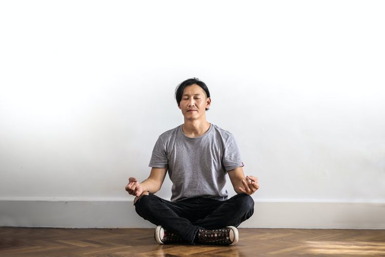 Kesepian, kesehatan mental, cara mengatasi kesepian, mengatasi kesepian, merasa kesepian, cara agar tidak kesepian, emosi positif contohnya, mencegah kesepian, 11 Emosi Positif yang Efektif Mencegah Kesepian Menurut Psikolog, 1. Gembira, 2. Bersyukur, 3. Ketenangan, 4. Harapan, 5. Bangga, 6. Terhibur karena humor, 7. Inspirasi, 8. Terpesona, 9. Cinta, 10. Kepuasan, 11. Kelegaan